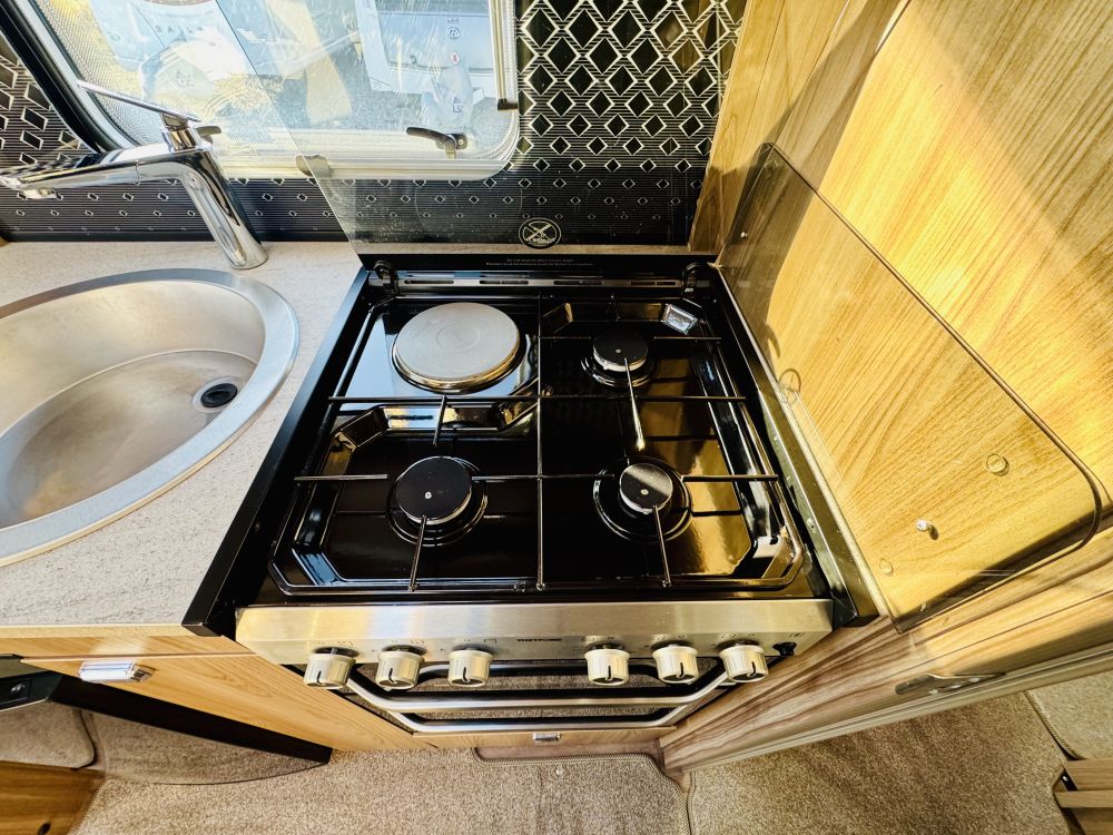 Swift Challenger  560 Island bed 