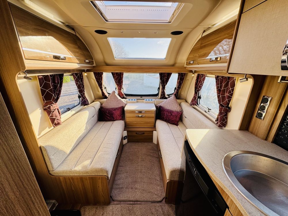 Swift Challenger  560 Island bed 