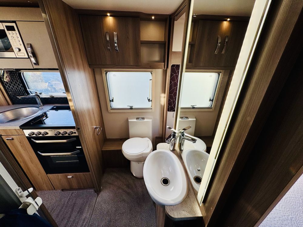 Swift Challenger  560 Island bed 