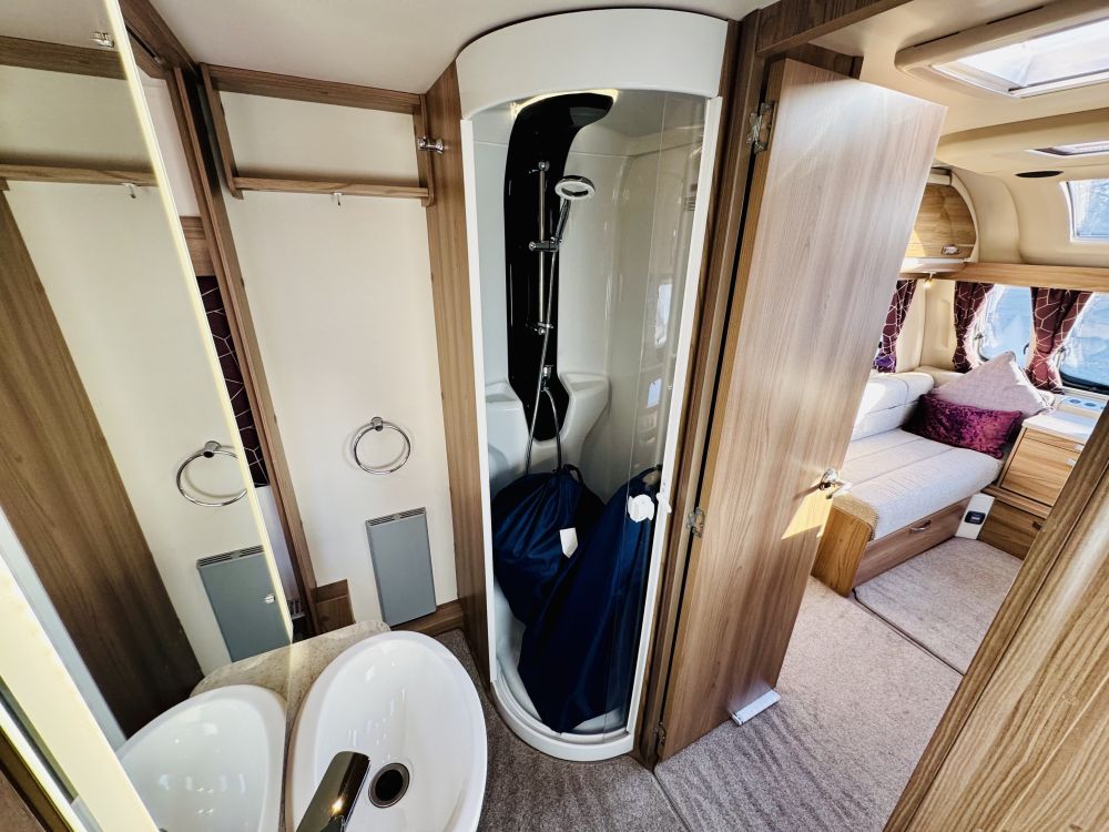 Swift Challenger  560 Island bed 