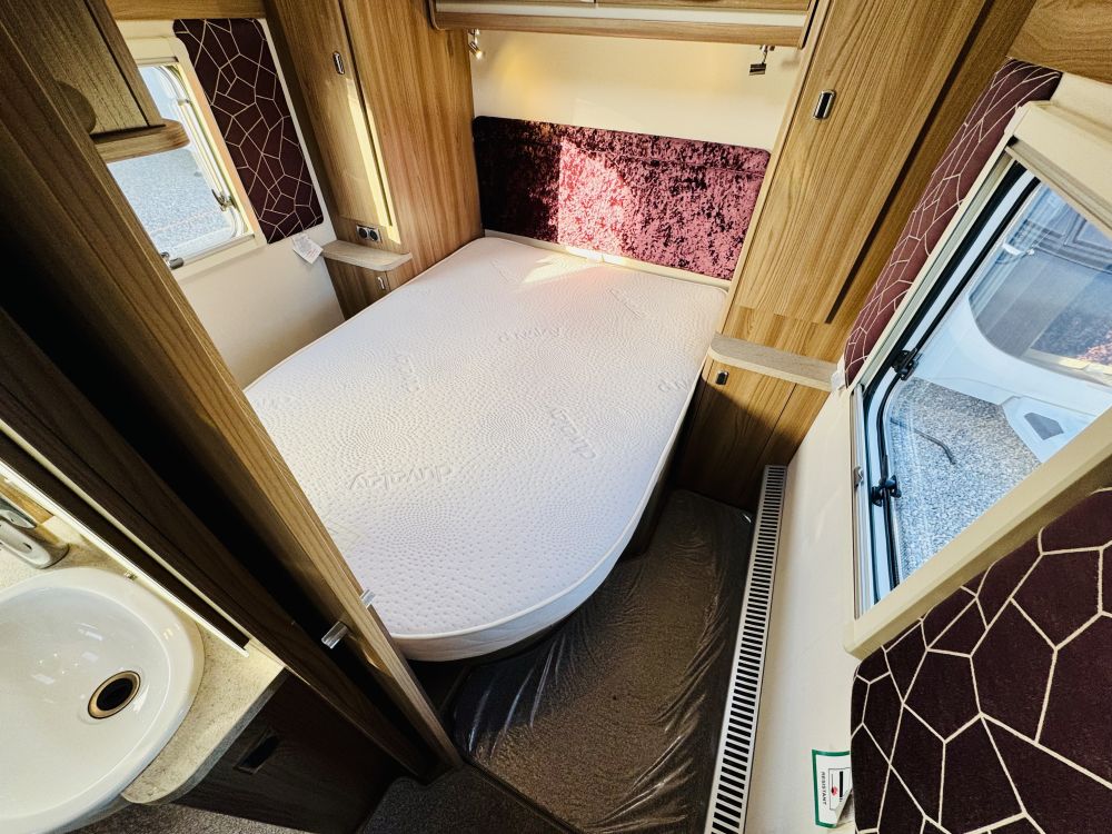 Swift Challenger  560 Island bed 