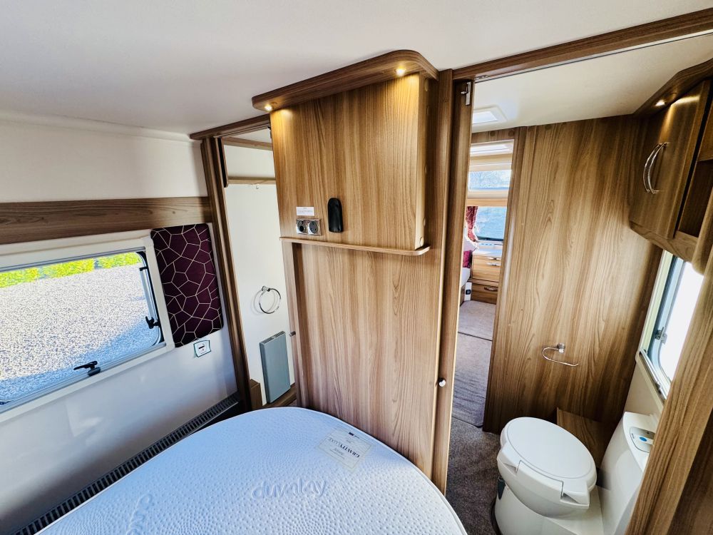 Swift Challenger  560 Island bed 