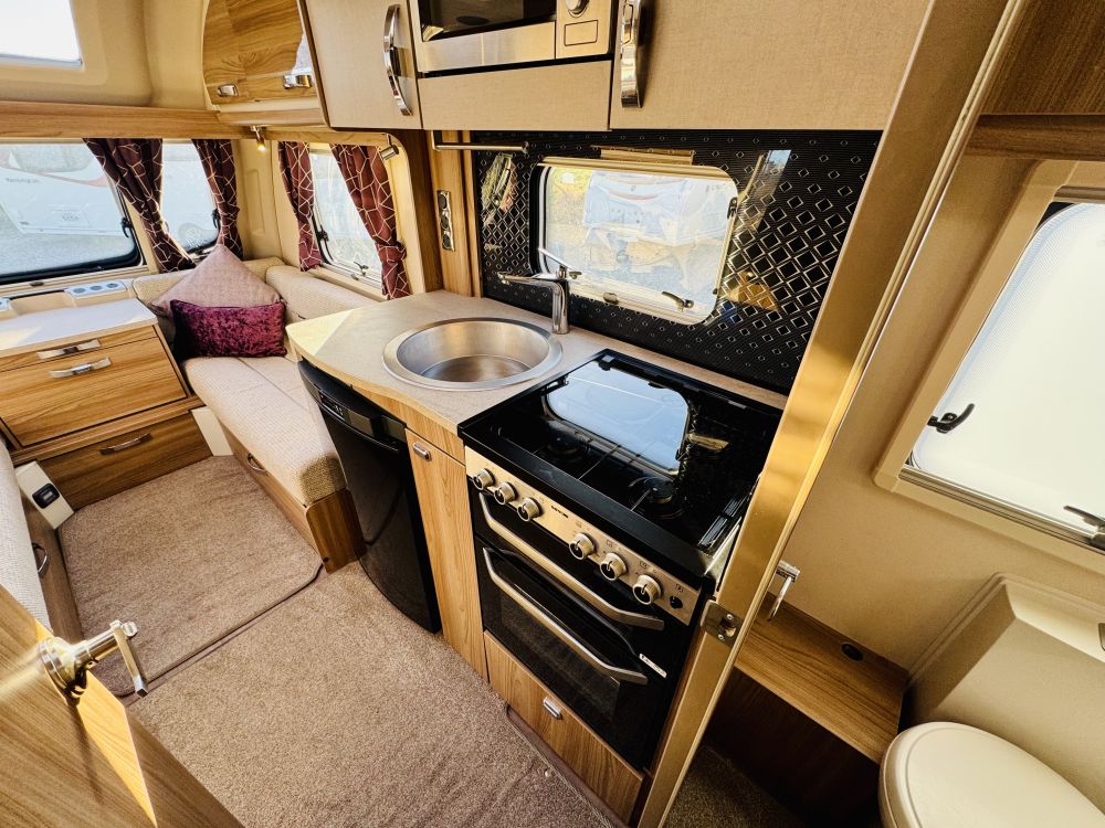 Swift Challenger  560 Island bed 