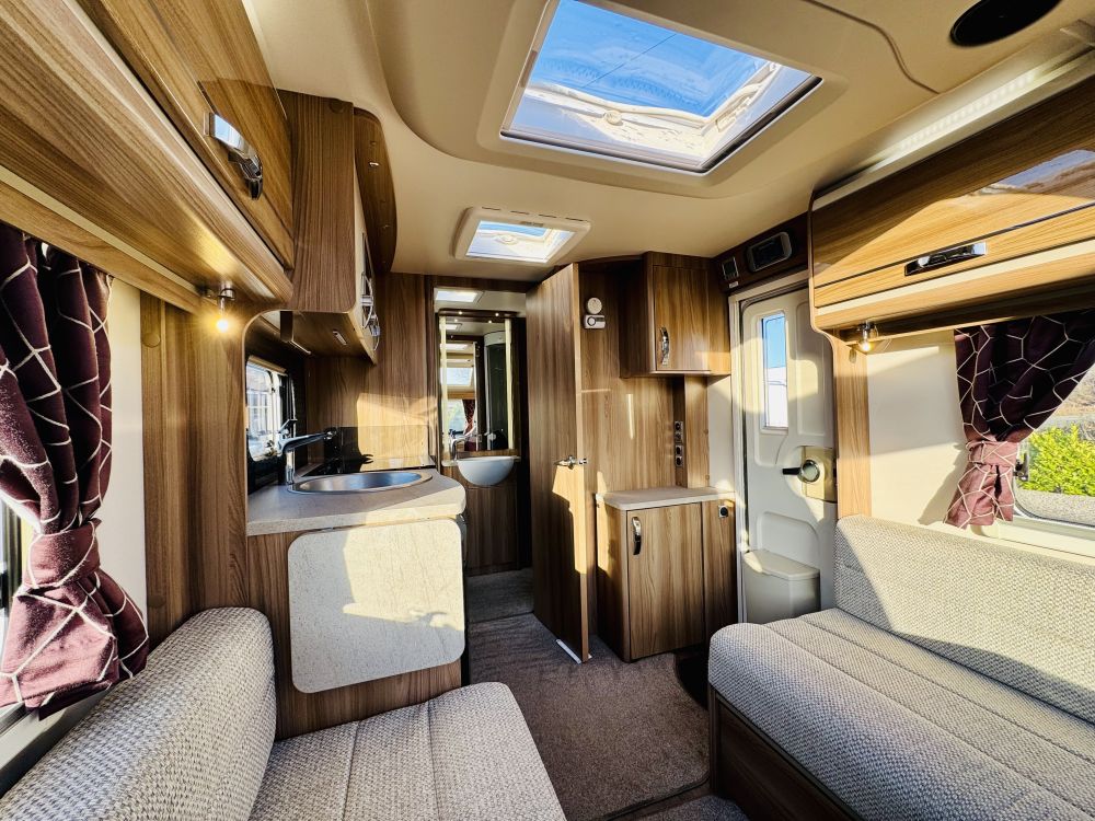 Swift Challenger  560 Island bed 