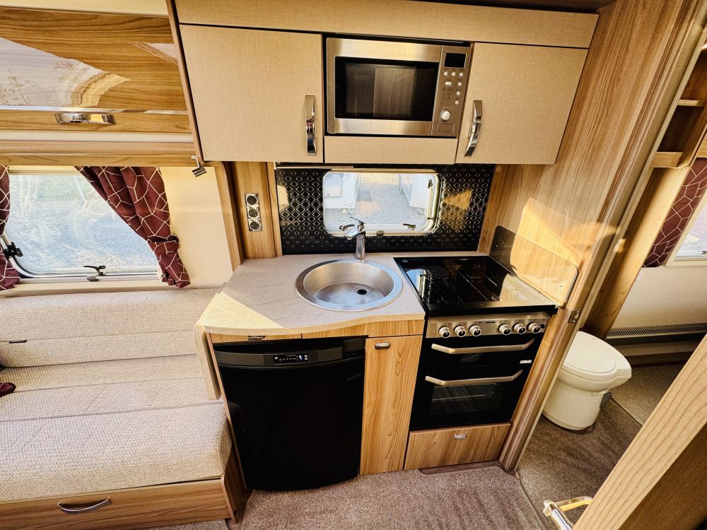 Swift Challenger  560 Island bed 