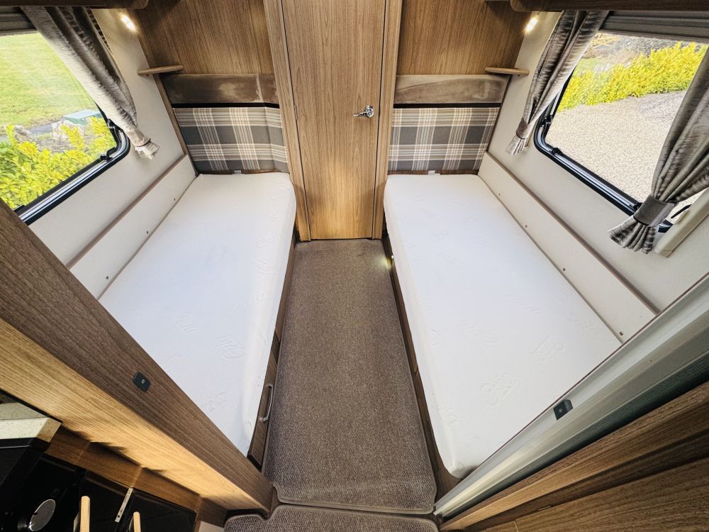 Coachman vip 565  Fixed single beds 
