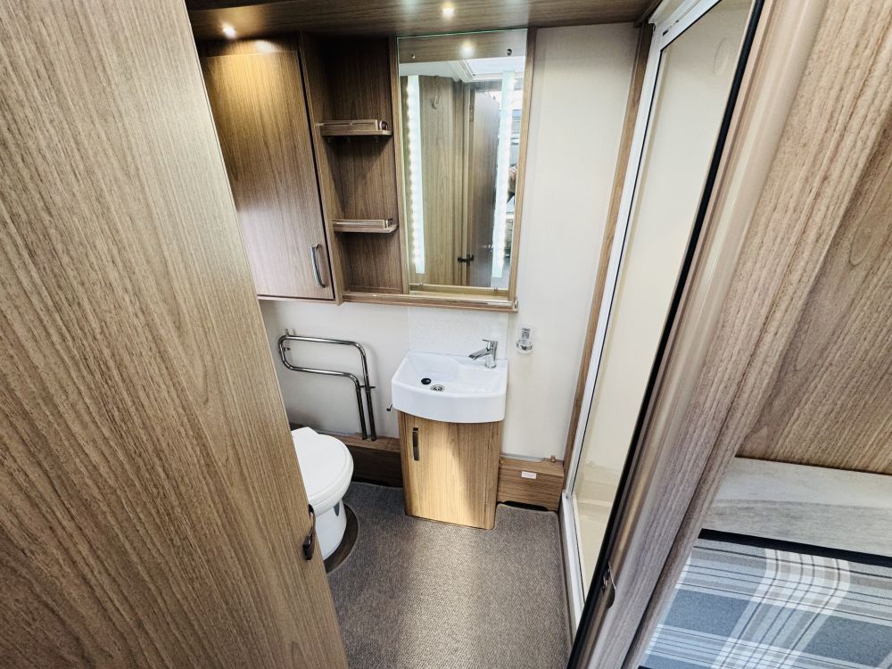 Coachman vip 565  Fixed single beds 